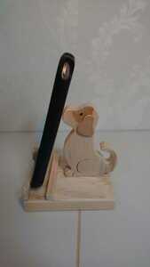 Art hand Auction Woodwork (smartphone stand), Sitting white puppy, Handmade items, interior, miscellaneous goods, ornament, object