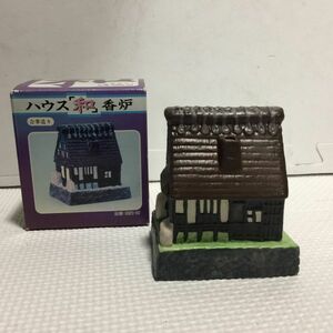 【中古 送料込】ハウス「和」香炉 合掌造り サイズ 10×13×8cm お香台 煙突から煙が出ます 元箱入り◆D6002