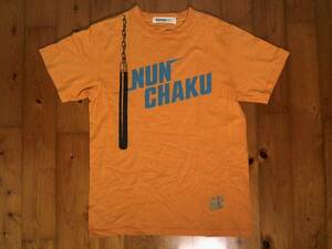 ★微難有★国産★ランドリー★Lundry★ヌンチャク『NUN CHAKU』プリント 半袖Tシャツ コットンＴシャツ M 黄土　オレンジ