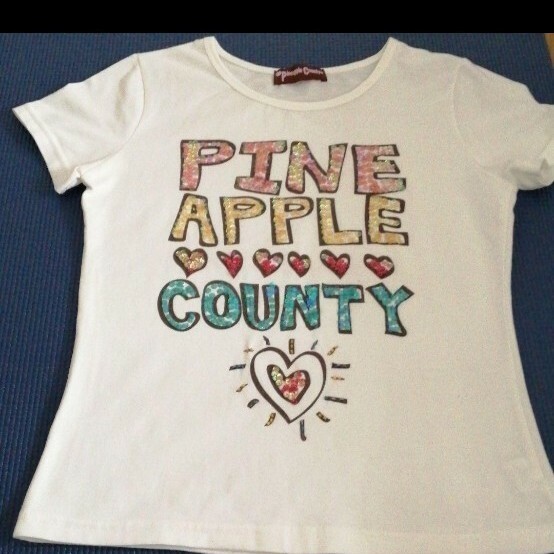 Pineapple County スパンコールロゴ入りTシャツ