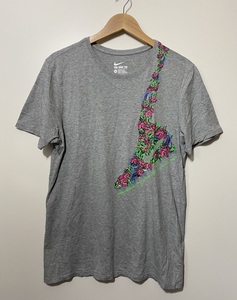 美品☆THE NIKE TEE ナイキ 肩掛け 半袖Tシャツ XL 灰色 グレー スニーカー ダンク エアフォース 花柄 ビッグサイズ 