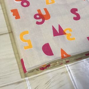 (50)英語と数字☆くすみ地ピンク系*ダブルガーゼ生地*