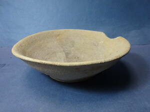 （１）古物　山茶碗　鎌倉時代のものと聞きました。ヒビはありませんが、ご覧の様に欠けがあります。