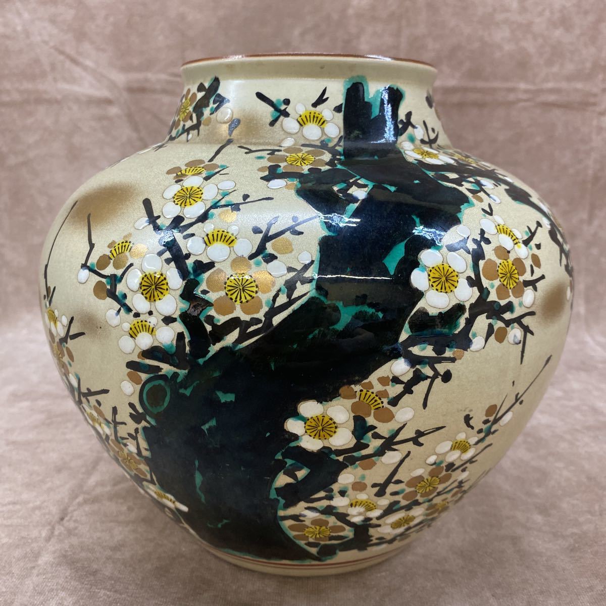 Vase en céramique Kutani, hauteur env. 22 cm, motif floral peint à la main, fleur de prunier, couleur or, vase, vase, urne, antique, décoration, ornement, alcôve, entrée, souvenir, céramique japonaise, Kutani, vase, pot
