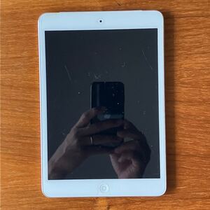 iPad mini 第1世代 Wi-Fi+Cellularモデル 16GB ホワイト MD543J/A