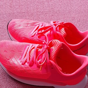 【美品】new balance Fuelcell prism 24.0cm ニューバランス ピンク