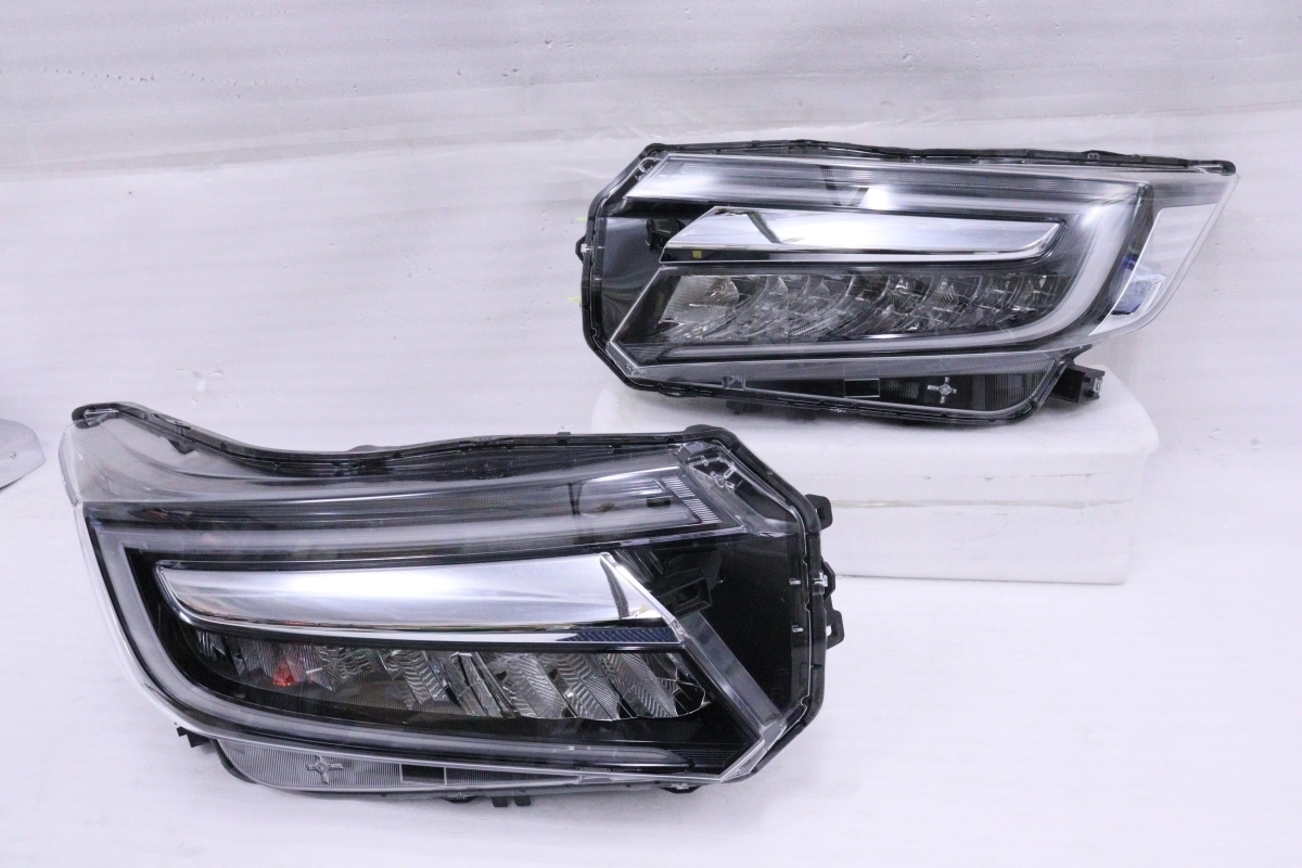 トヨタ ヴェルファイア 右ヘッドランプユニト 81145- 現品限り一斉