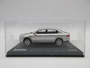 1/43 シュコダ 3代目スペルブ　B6 SKODA Superb　ディーラー特注　ミニカー　シルバーメタリック