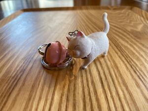 大きな鈴(猫モチーフキーリング )白猫ピンク・ねこ・ネコ(猫の道草)キーホルダー