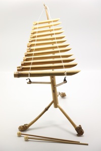 ベトナム打楽器「トルン」　竹琴