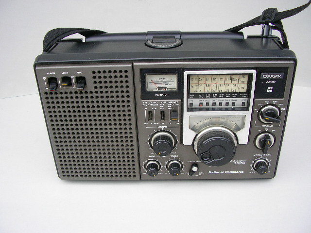 National Panasonic クーガー BCLラジオ RF-2200，FM受信OK（80s