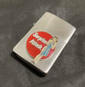 USA製☆[90s ZIPPO] 1994年 Surprise Attack 立体加工 艶消し シルバー 刻印X ヴィンテージ サプライズアタック 喫煙具 ライター ジッポー