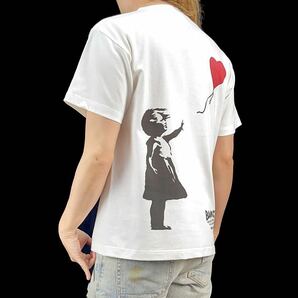 新品 バンクシー BANKSY 風船と少女 愛はゴミ箱の中に 左胸ワンポイント&ビッグ バック 前後プリントTシャツ Lサイズ 男女兼用ユニセックス