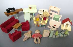 ⑪昭和レトロ 当時もの ミニチュア家具 木製 布製人形４体セット★ビンテージ おままごとセット ソファーセット 机 人形 ミシン 棚、他