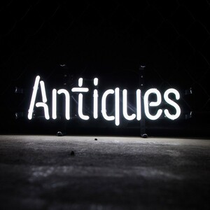 アメリカンネオンサイン Antiques アンティーク (ホワイトネオン) 縦20×横47cm レトロインテリア ガレージ 西海岸