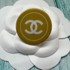 シャネル 缶バッジ イエロー 新品 CHANEL ブローチ ホワイトココマーク