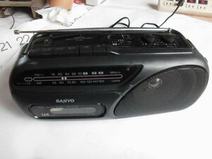 ラジオAM FM　カセット(正常可動)レコーダーSANYO U4-A55中型 電池単一4本100V家庭用電源貴重品