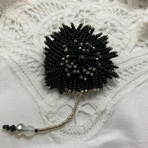 ハンドメイド　ビーズ刺繍ブローチ　艶消しブラックにシルバーカラー　お花