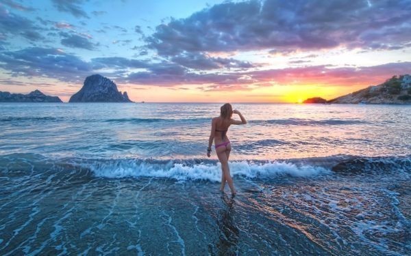 Sunrise Waves and Woman Morning Glow Island Mallorca Ocean Painting-style Wallpaper Poster Extra Large Wide Version 921 x 576 mm (Removable Sticker Type) 002W1, Printed materials, Poster, Science, Nature