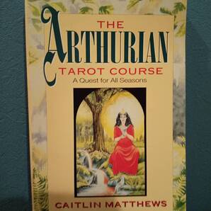 〈洋書〉THE ARTHURIAN TAROT COURSE:Quest for All Seasons アーサー王のタロット コース : すべての季節の探求 / Caitlin Matthews
