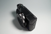 【美品】SONY Cyber-shot RX100III　（DSC-RX100M3）　充電器（ACC-TRBX、予備バッテリー）付属_画像2