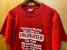ビンテージ FIREFIGHTER プリント メッセージ Tシャツ 赤 レッド USA製 古着 アメリカ 消防士_画像2