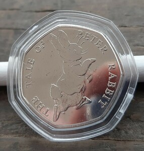 イギリス コイン ビアトリクス・ポター ピーターラビット 8g 27mm英国 50ペンスエリザベス女王カプセル付き