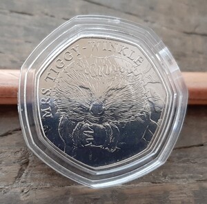イギリス ビアトリクス・ポター ピーターラビット 8g 27mm ハリネズミ ティギーおばさん英国 50ペンスエリザベス女王
