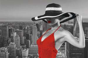 赤いドレスの女性とニューヨークの風景のポスター〔新品〕 HR-25108H
