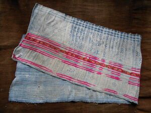 手織麻布100x30 cm no.122　HEMPぬの　ラオスモン族hmong　藍染めはぎれ　ロウケツ染め　batik