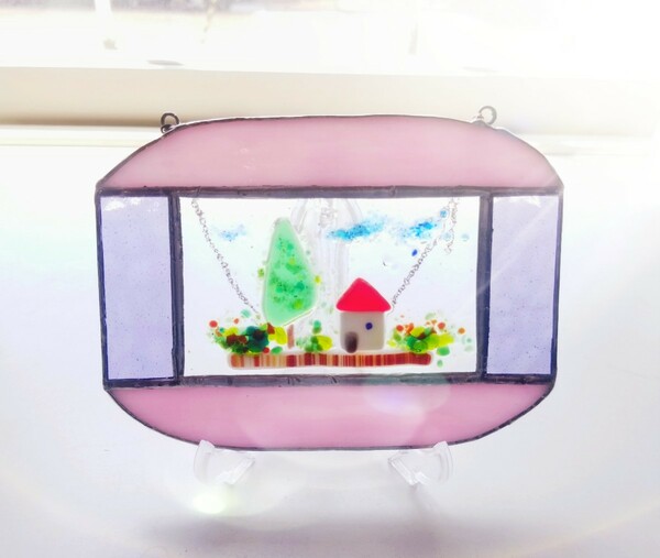 ステンドグラス　お家モチーフのオーナメント　ピンク(フュージングガラス使用)