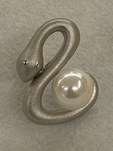 真珠　パール　白色　　蛇　ヘビ　スネーク　未使用品　シルバー　９２５　SILVER刻印あり　ブローチ