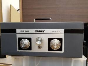 ■【43891】中古激安★CROWN 金庫 DB-1000 26cm*39.5cm*16.3 ダイヤル式■