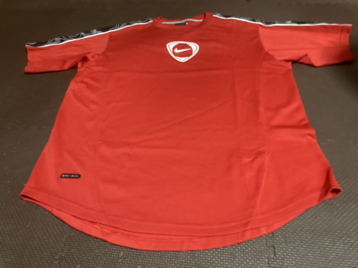 美品NIKEDRI-FIT赤、ロゴ白、肩ライン黒、白、半袖ストレッチトップス　サ