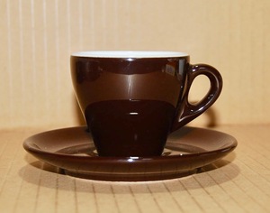 ●コーヒー色のデミタスカップ・ソーサー 