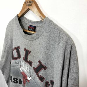 ■ ビンテージ USA製 シカゴ ブルズ ロゴプリント 半袖 Tシャツ 古着 サイズL グレー バスケ スポーツ アメカジ NBA CHICAGO BULLS ■の画像2