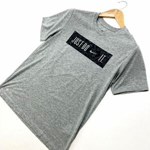 ナイキ ☆ NIKE 半袖 Tシャツ JUST DO IT キャンプ柄 S グレー 速乾素材♪ 各種スポーツ トレーニング キャンプ アウトドアに最適♪■S139