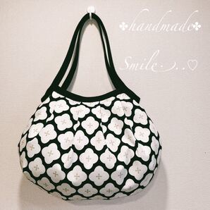 【SALE】コロンと可愛いショルダーグラニーバッグ 北欧調 モロッカンフラワー ブラック地