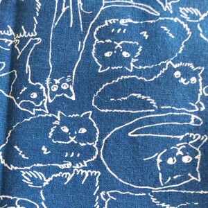 綿麻キャンバス、いっぱいの猫、紺色、108cm幅、45cm