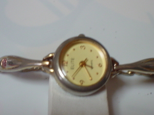 ELITE　女性用腕時計　ゴールド　ブレスレットタイプ