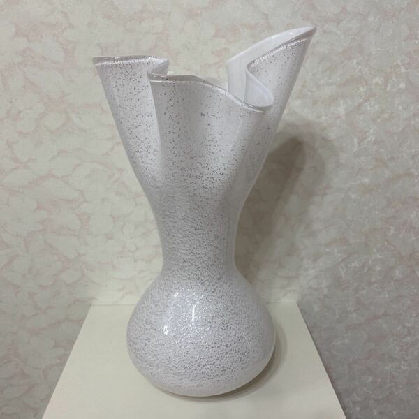 フリル　フラワーベース　ホワイト　花瓶　置物　ガラス　レトロ
