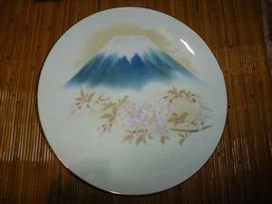 ノリタケ　S.Adachiとサインの入った富士に桜の柄の大皿（皿立て付）