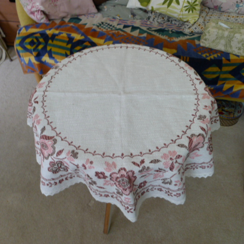 英国アンティーク　マディラ刺繍のテーブルクロス　100cm