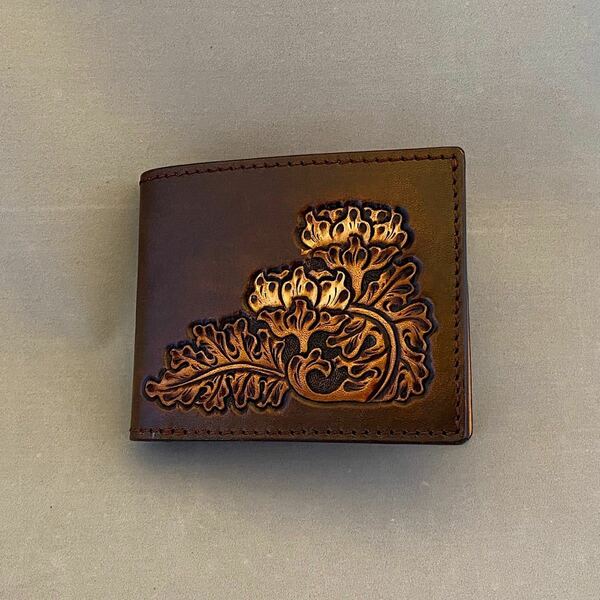 二つ折り財布（焦げ茶）No.02007-02 ハンドメイド レザーカービング 手彫り