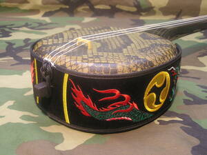 P-19B [ prompt decision privilege equipped ] Okinawa sanshin both sides human work leather trim dragon embroidery trunk to coil ( green )