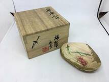 貝香合　梅松葉　茶道具　ハマグリ　蛤香合　香道具　日本製　共箱付き　レトロ　茶会　お香入れ　金彩　貝絵　0612-03_画像1