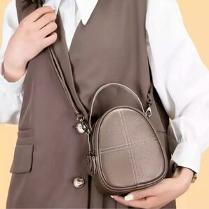 【大人気商品】最高級本革のデザイナーハンドバッグ　流行のショルダーバッグ
