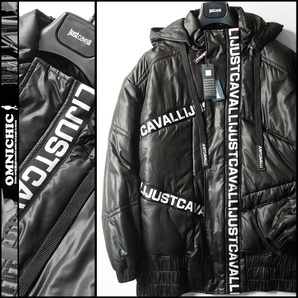 ■新品12万【JUST CAVALLI】ジャストカヴァリ美しいシルエットが都会派な逸品!全面ロゴが目を引くフーデッド中綿エコダウンミドルコート48