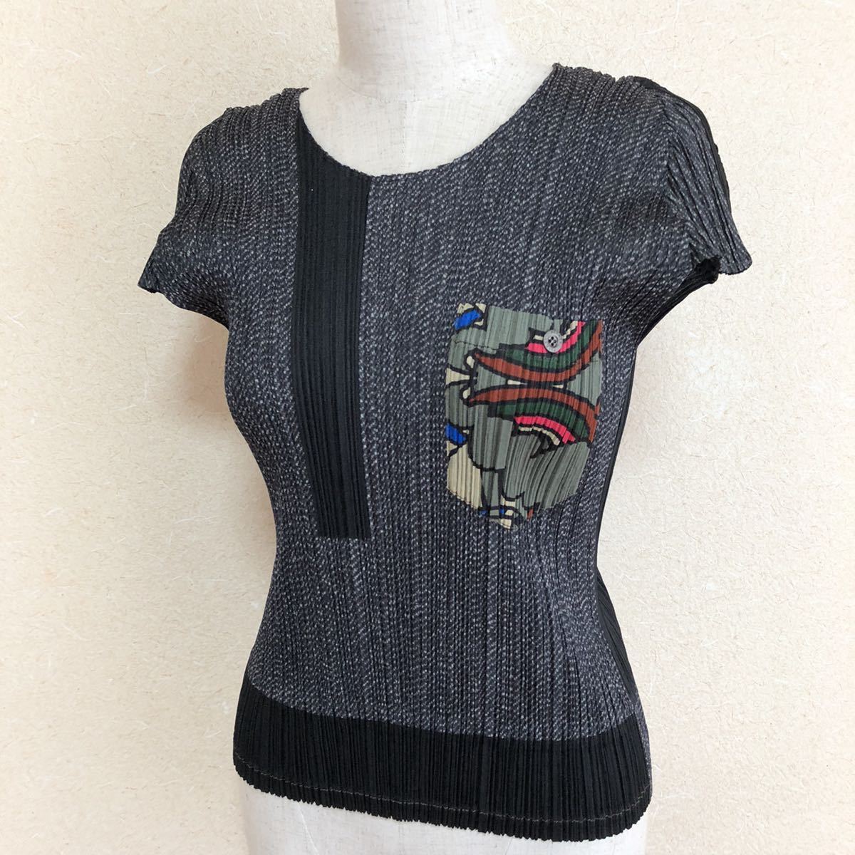 美品】PLEATS PLEASE 英文字 柄 キーネック 半袖 グレー-