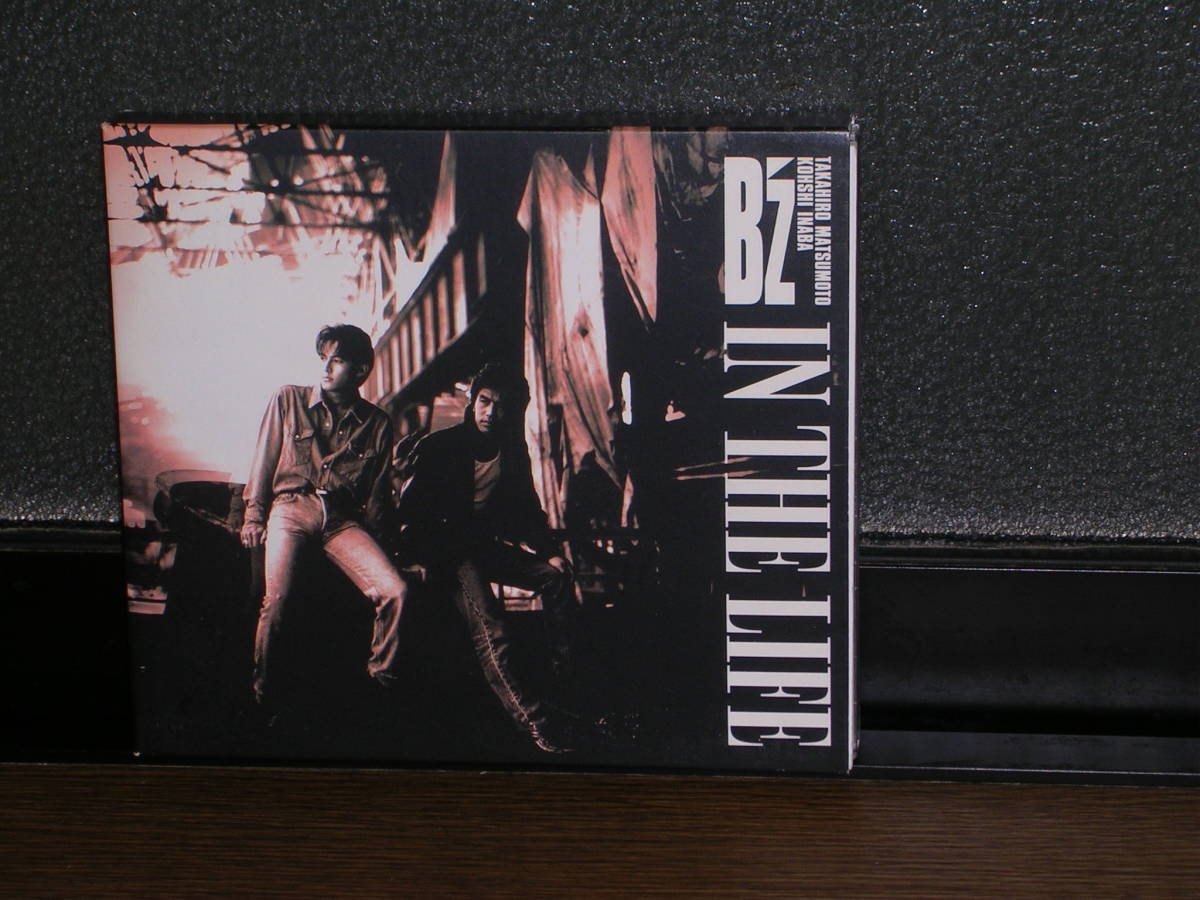 送料無料 新品未開封CD 初回限定盤 B'z IN THE LIFE shani-desserts.co.il